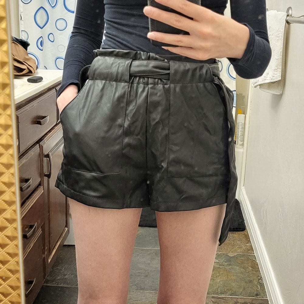 ✨️ $2 when bundled✨️Faux leather shorts with pockets and waist tie